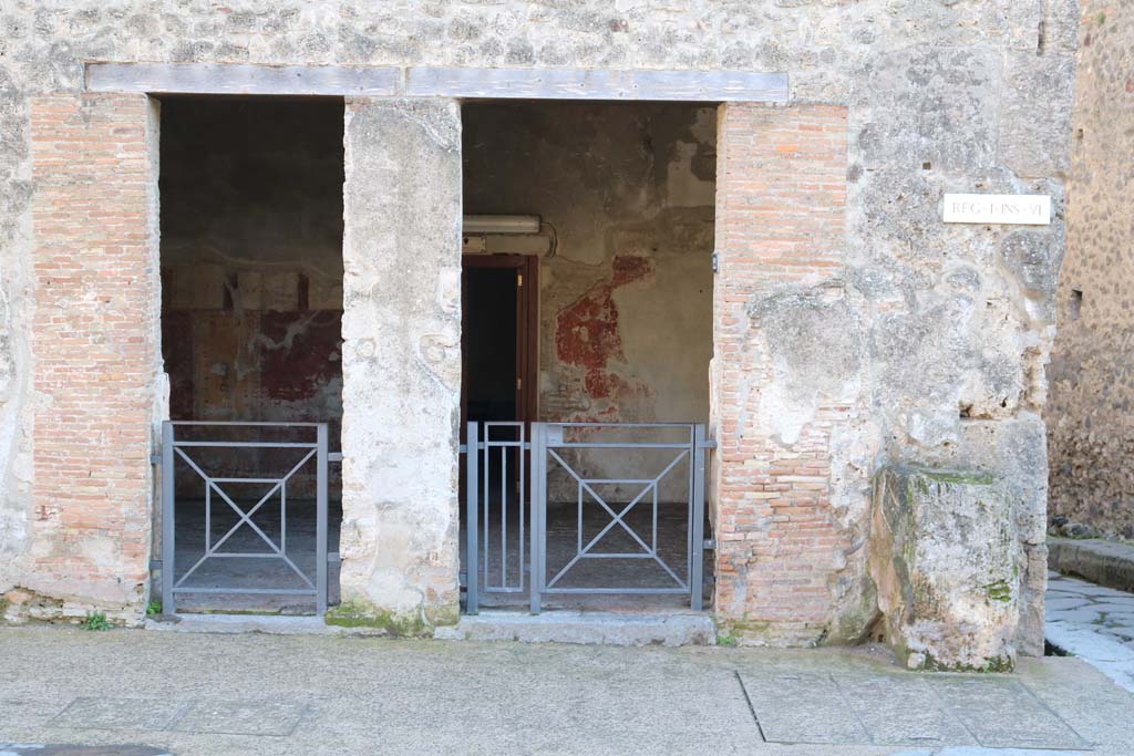 Street altar at corner near I.6.12 on south side of Via dell’Abbondanza, December 2018. Photo courtesy of Aude Durand.