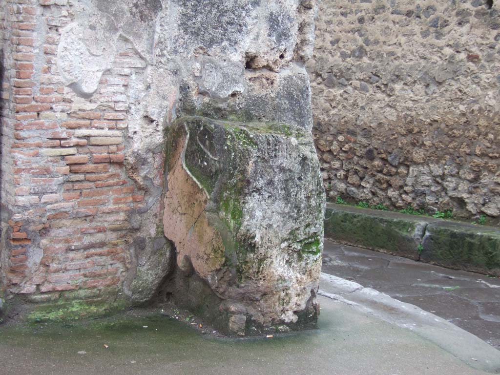 Street altar at corner near I.6.12 on Via dell’Abbondanza, December 2005.