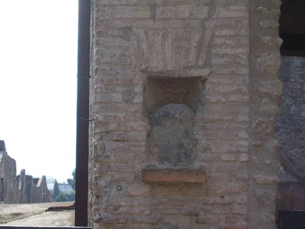 Street altar outside I.12.5, Pompeii. September 2005. Looking south.