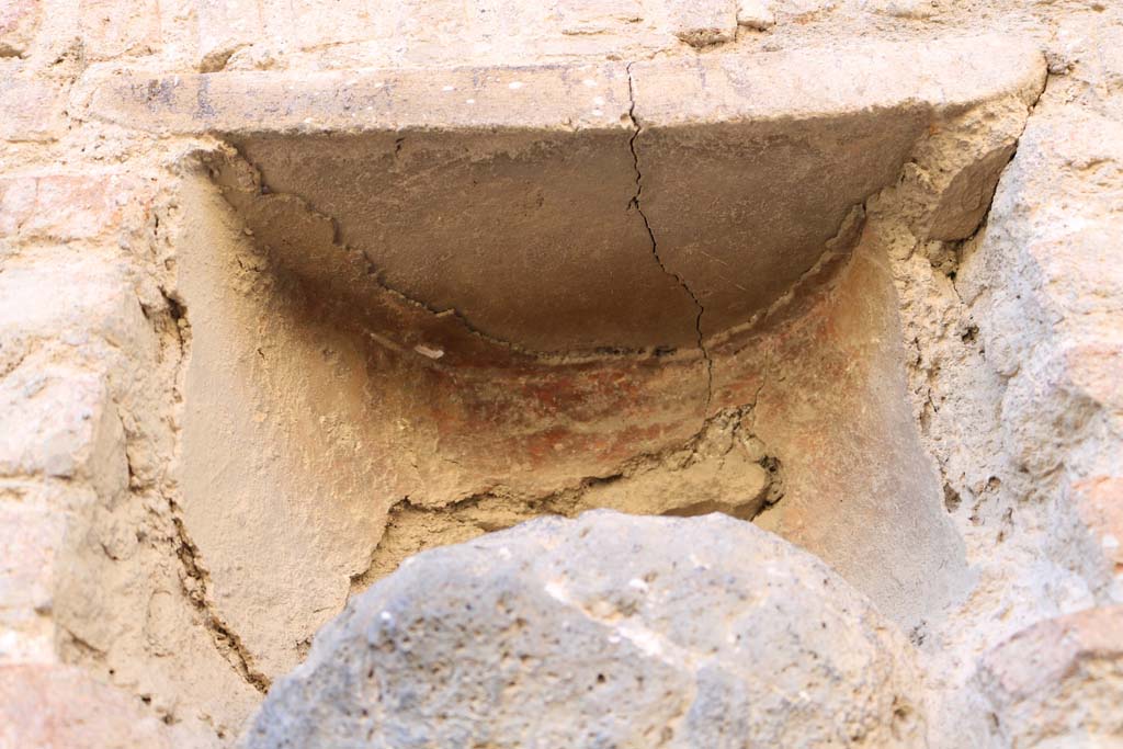 Street altar outside I.12.5, Pompeii. December 2018. Remaining painted decoration. Photo courtesy of Aude Durand.