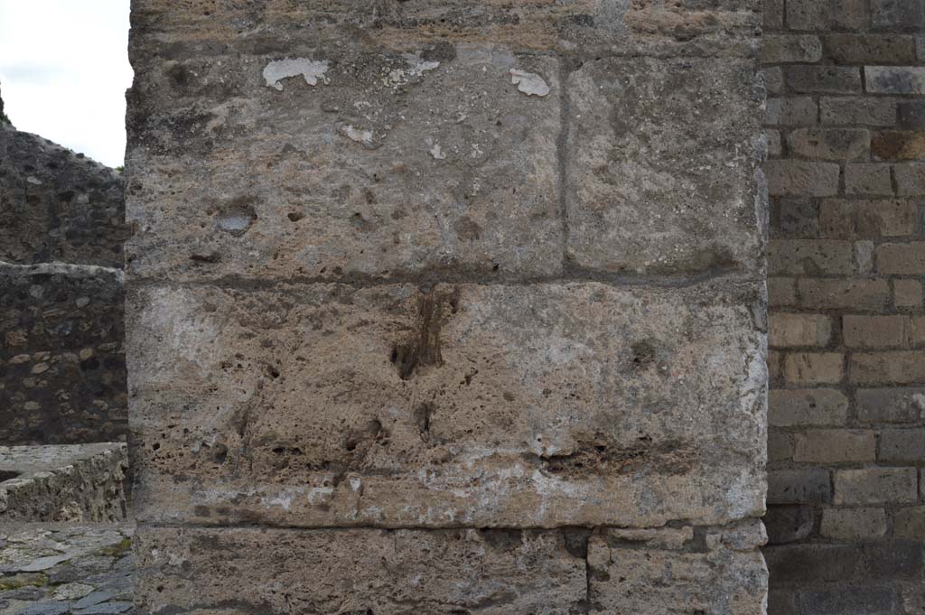 Street altar outside II.2.1 Pompeii. October 2018. Detail from pilaster on west side of entrance doorway, site of an original painting with five figures.
Foto Taylor Lauritsen, ERC Grant 681269 DCOR.

