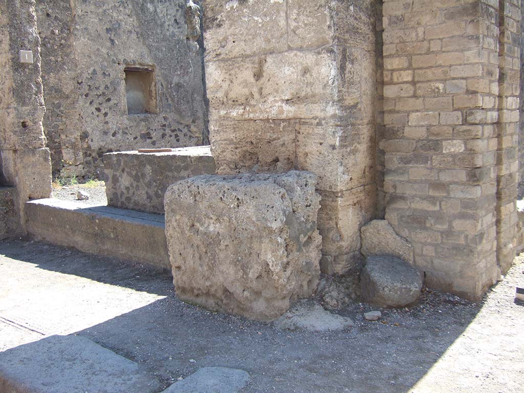 Street altar outside II.2.1 on Via dellAbbondanza, September 2005.