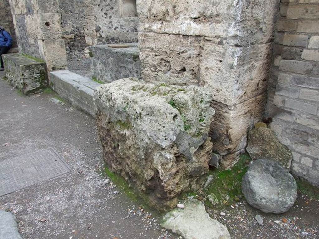 Street altar outside II.2.1 on Via dellAbbondanza, December 2007.