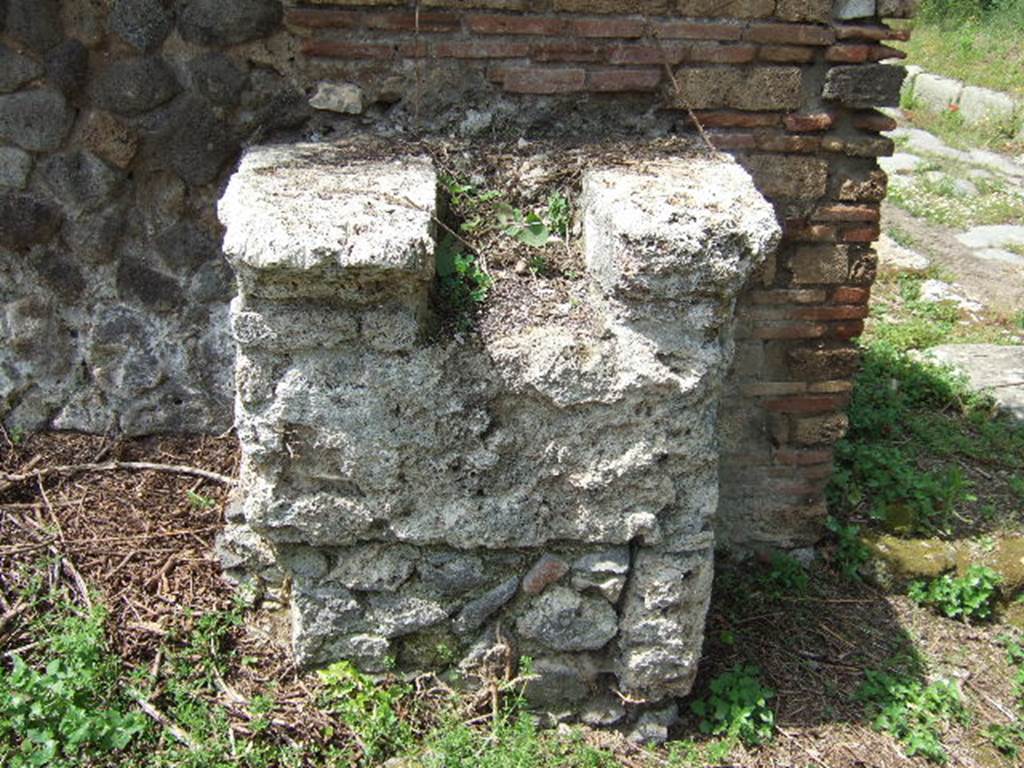 Street altar on north-east corner of III.10.6. May 2005.