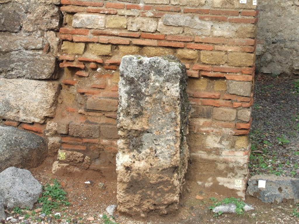 V.3.1 Pompeii. December 2005. Street Altar