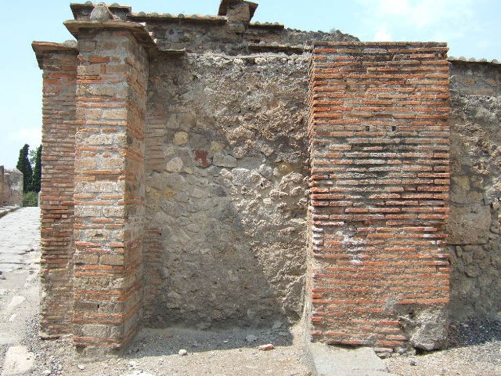 VI.1.13 possible site of street shrine on the north wall, near the entrance. May 2006.