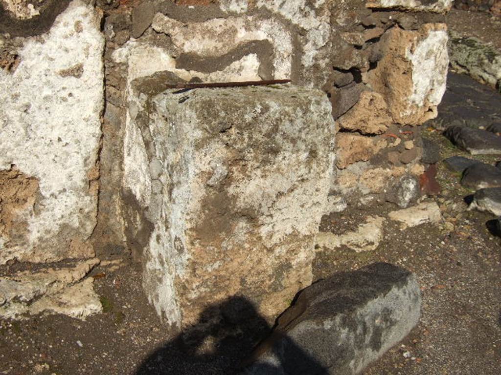 Pompeii. Street altar at VI.1.19. . December 2005.