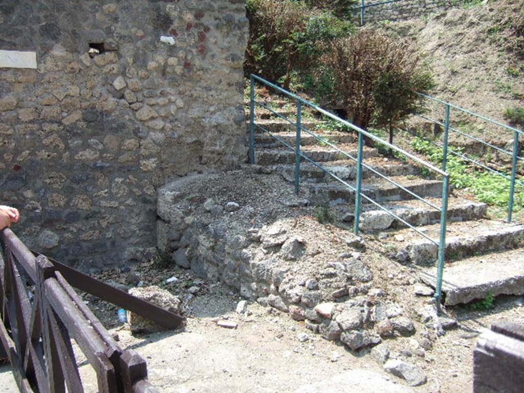 Pompeii VI.7.26, with adjoining wall against which was the street altar. The altar used to be in the centre of the wall that blocked the north end of the Via di Mercurio.  