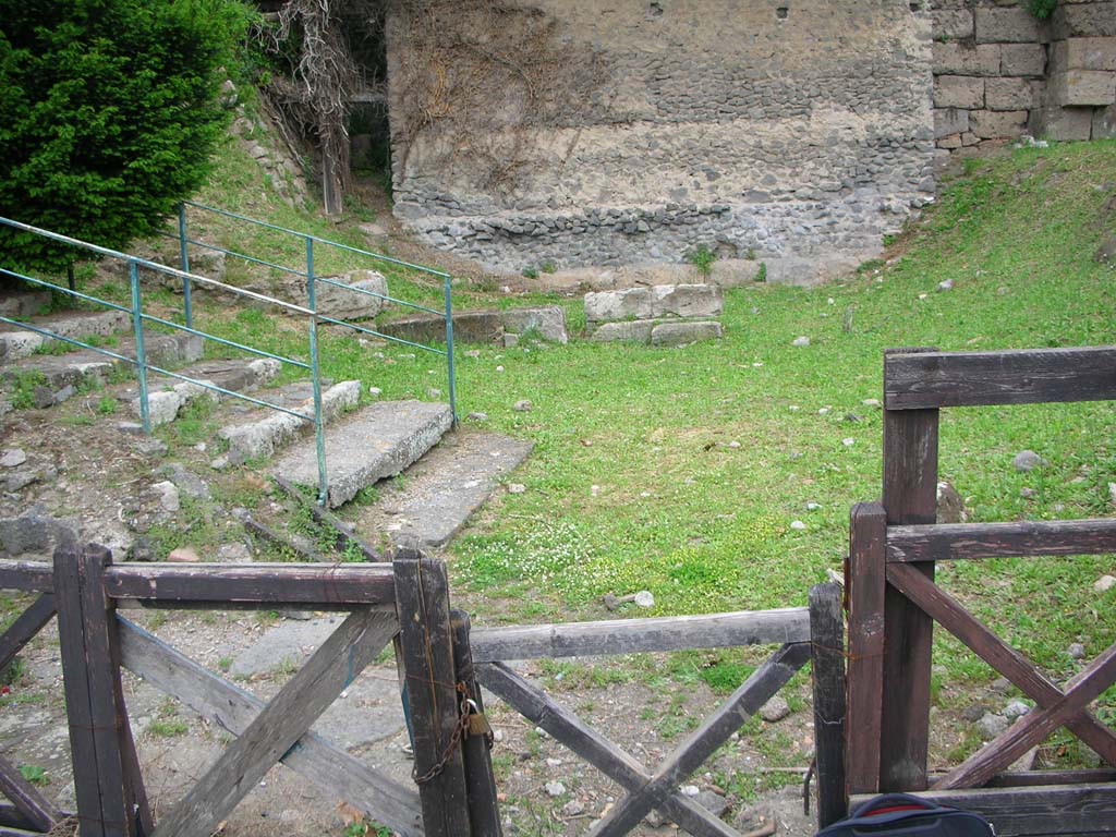 VI.7.26 Pompeii. May 2010. Looking north to site of street altar at end of Via di Mercurio. Photo courtesy of Ivo van der Graaff.