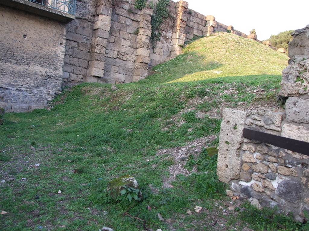 VI.9.1 Pompeii. December 2006. North end of VI.9.1 showing site of east part of wall which used to contain the street altar. 