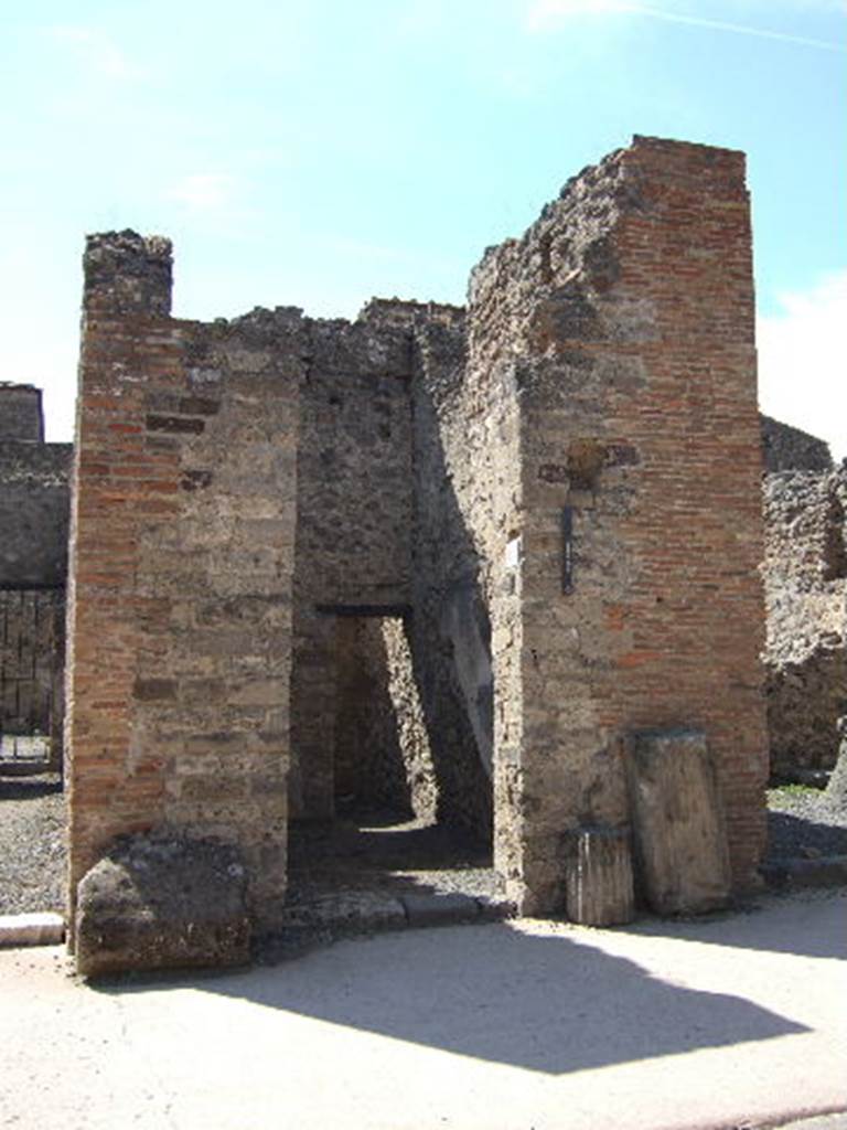 VI.8.14 Pompeii. Bottega del Barbiere.  Entrance. September 2005.
According to Liselotte Eschebach this may be a Sacrarium Compitale.
See Eschebach, L., 1993. Gebudeverzeichnis und Stadtplan der antiken Stadt Pompeji. Kln: Bhlau. (p.185)

