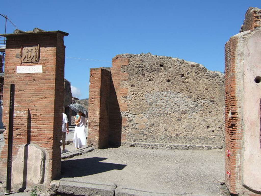 VII.4.16 Pompeii. September 2005. On the right pillar is the street altar with a picture of Jupiter. On the left pillar was a picture of Mars standing on a corbel, now destroyed. See Frhlich, T., 1991, Lararien und Fassadenbilder in den Vesuvstdten.  Mainz: von Zabern.  (F48: p.325).  See Eschebach, L., 1993, Gebudeverzeichnis und Stadtplan der antiken Stadt Pompeji.  Kln: Bhlau.  (p.275).
