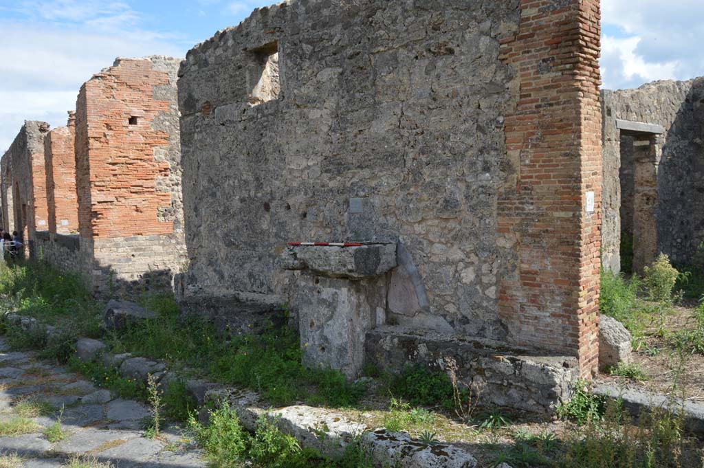 VII.7.22 Pompeii. October 2018. Looking south-east towards altar on south side of Vicolo dei Soprastanti.
Foto Taylor Lauritsen, ERC Grant 681269 DCOR.
