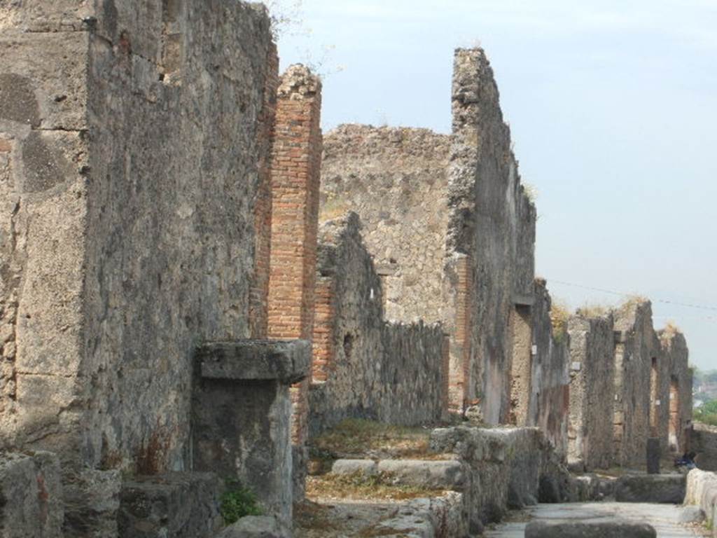 VII.7.22 and VII.2.21 Pompeii. September 2005. Looking west