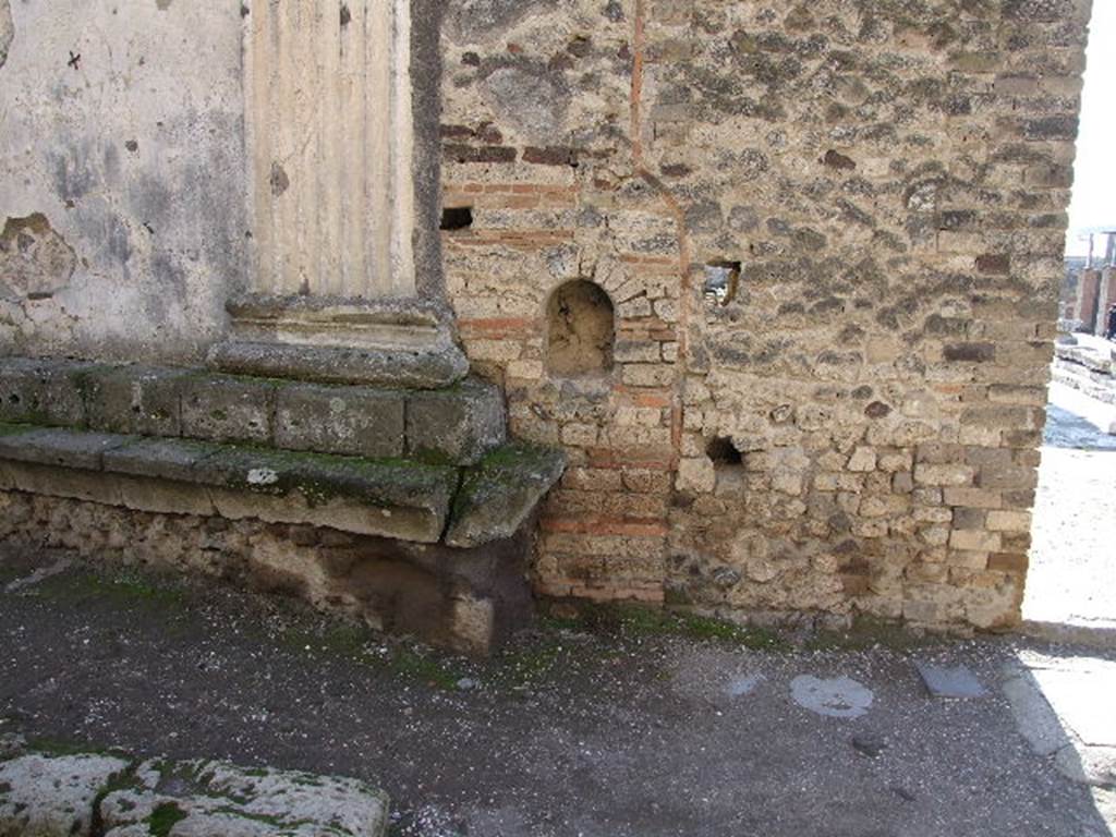 VII.8 Street Altar on outside north wall