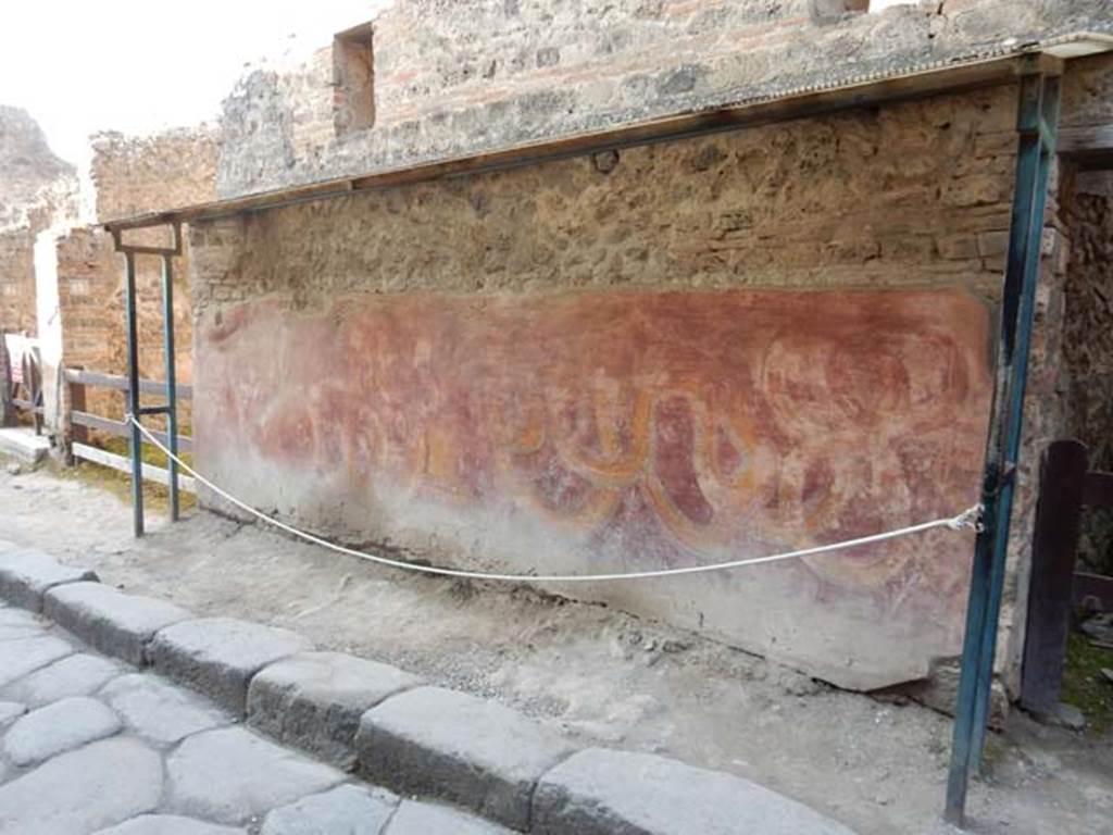 VII.11.13 Pompeii. May 2015. Looking south along street shrine. Photo courtesy of Buzz Ferebee.
