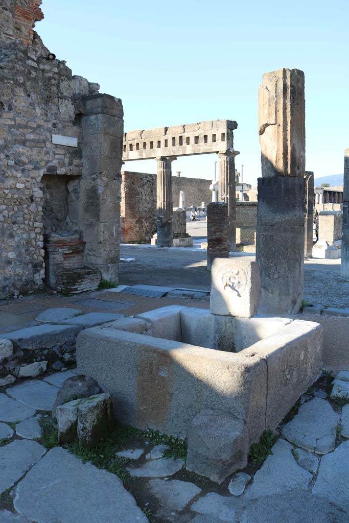 Outside VIII.2.11, Pompeii. December 2018. 
Fountain and street altar in Via delle Scuole on south side of Forum. Photo courtesy of Aude Durand.
