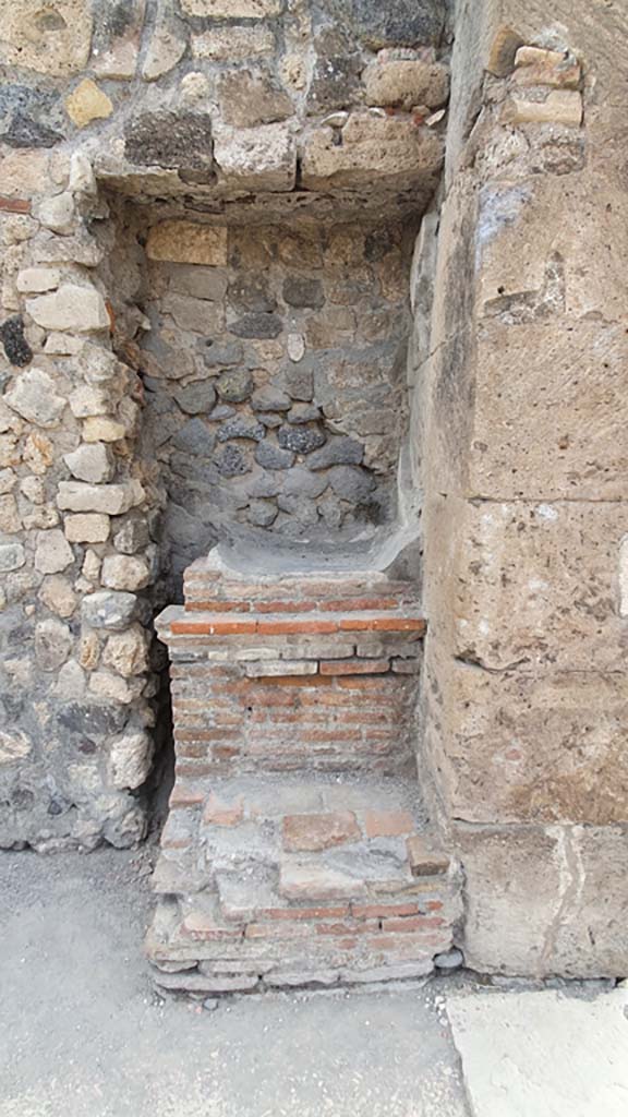 Outside VIII.2.11 Pompeii. August 2021. 
Looking west to street altar at corner of Via delle Scuole.
Foto Annette Haug, ERC Grant 681269 DÉCOR
