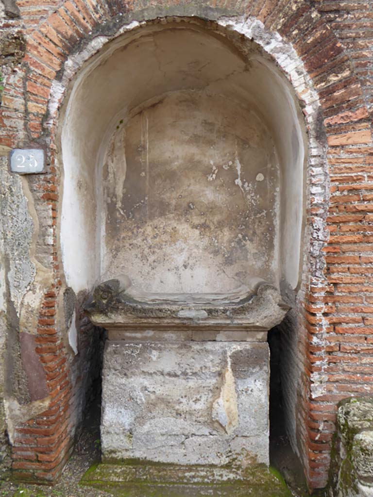 VIII.2.25 Pompeii. January 2017.  Street altar, looking south.
Foto Annette Haug, ERC Grant 681269 DÉCOR.
