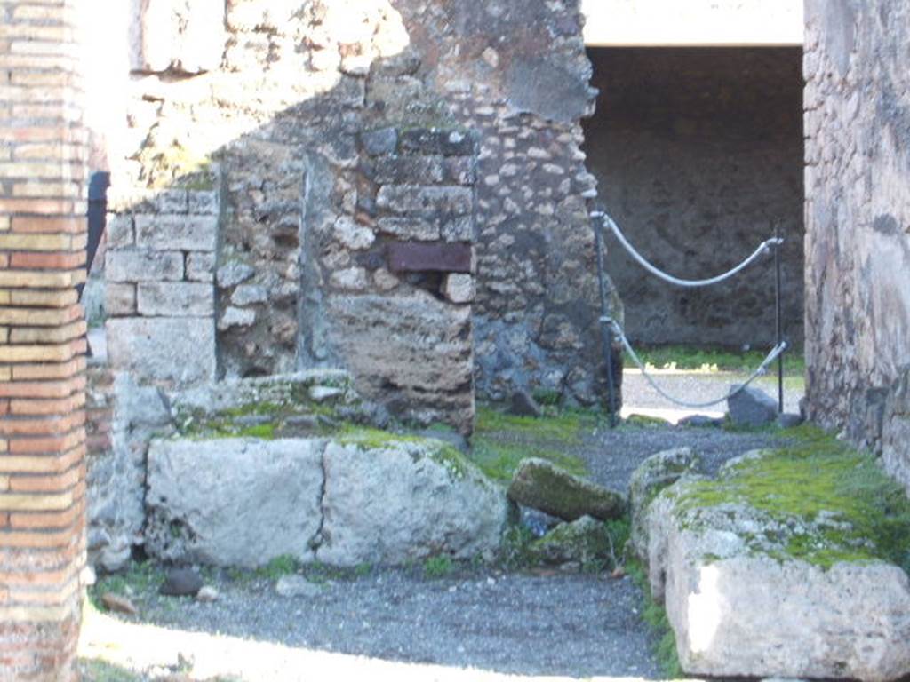 IX.2.1 An arcade of three arches containing street altar. September 2005. Looking east.