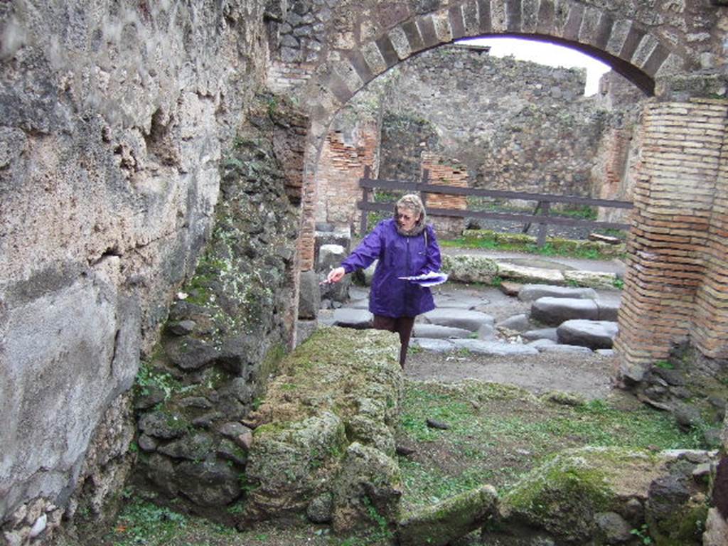 IX.2.1 An arcade of three arches containing street altar. December 2005. Looking west towards Via Stabiana.