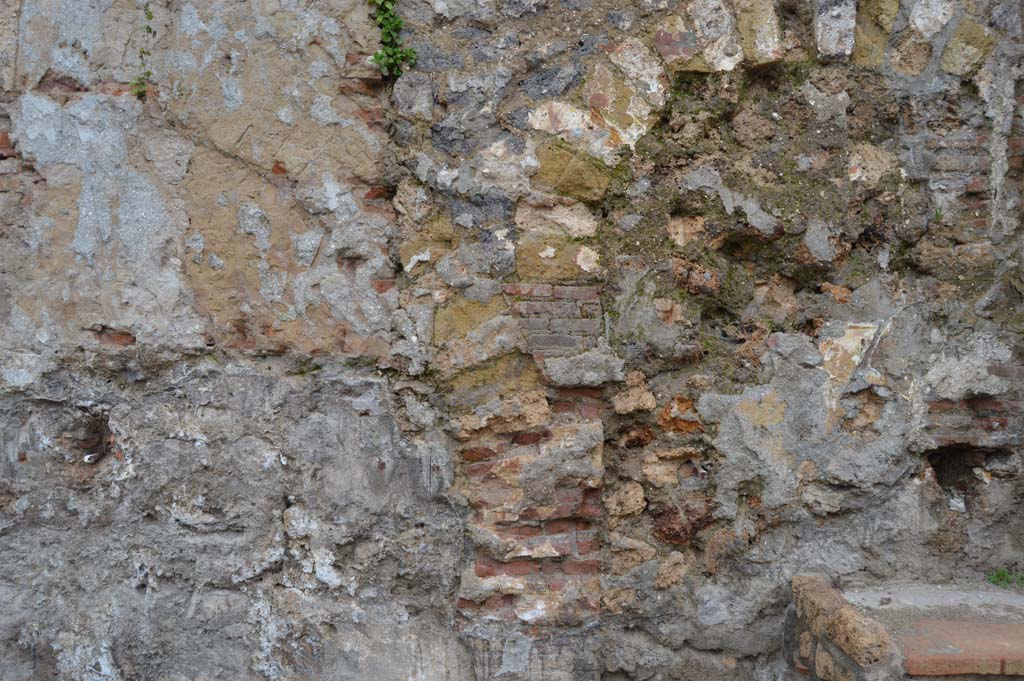 Pompeii street altar outside IX.11.1. March 2018. Portion of painted plaster above altar, on right.
Foto Taylor Lauritsen, ERC Grant 681269 DCOR.

