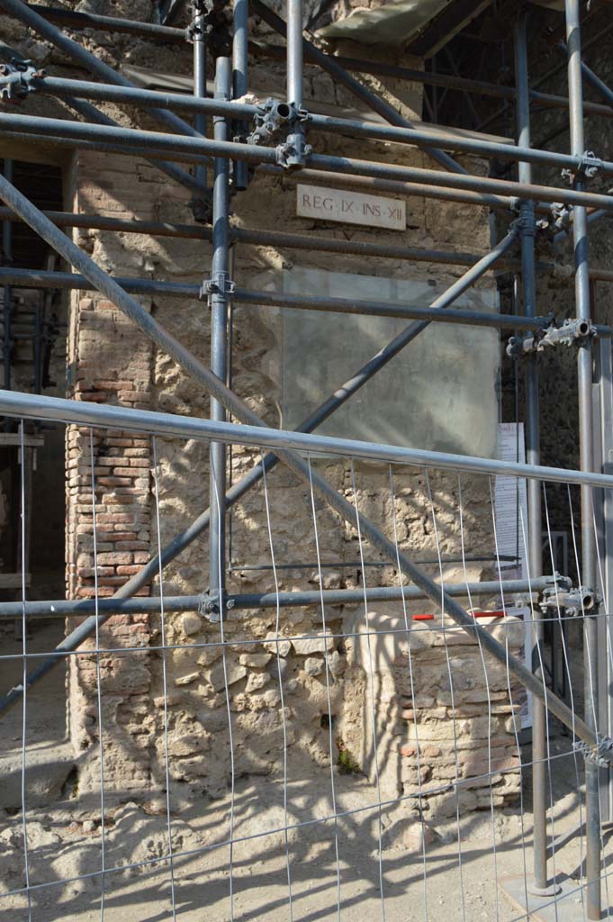 Street altar outside IX.12.7 Pompeii. October 2018. Looking north on Via dellAbbondanza.
October 2018.Foto Taylor Lauritsen, ERC Grant 681269 DCOR.
