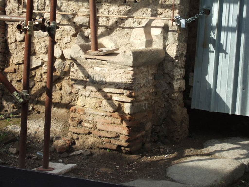 Street Altar outside IX.12.7. December 2005. South and east sides. According to Frhlich all three sides were originally decorated. On the east side in the middle were three suspended sausages, on the left a basin of coals and on the right a sausage on the spit. On the South side to the left was a pig's head in profile and to the right was an older, translucent pigs head. See Frhlich, T., 1991. Lararien und Fassadenbilder in den Vesuvstdten. Mainz: von Zabern. (p. 339, F71, T: 58,2). 