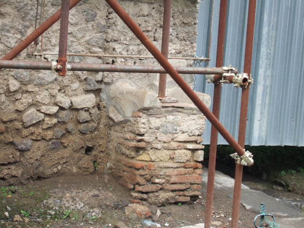 Street altar outside IX.12.7.  December 2005. West and south sides. According to Frhlich all three sides were originally decorated. On the west side was a red sausage on a skewer. On the South side to the left was a pig's head in profile and to the right was an older, translucent pig's head. See Frhlich, T., 1991. Lararien und Fassadenbilder in den Vesuvstdten. Mainz: von Zabern. (p. 339, F71, T: 58,2). 