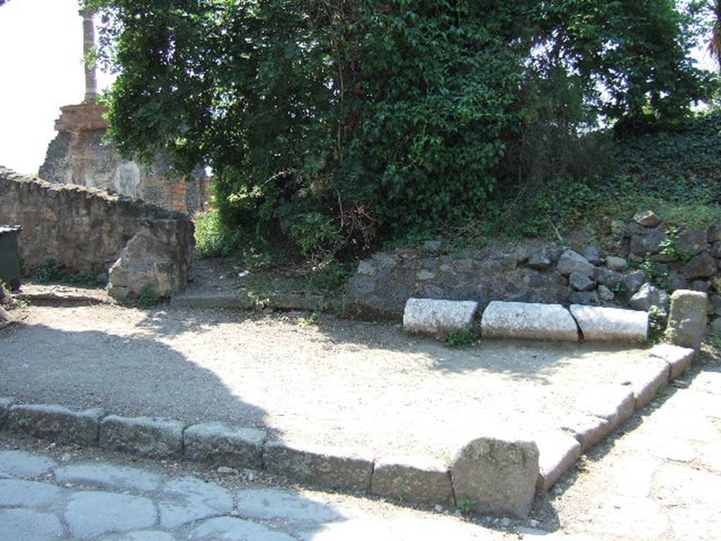 Via dei Sepolcri. December 2006. Looking west towards site of the Via Pomeriale next to the Villa di Cicerone. 
