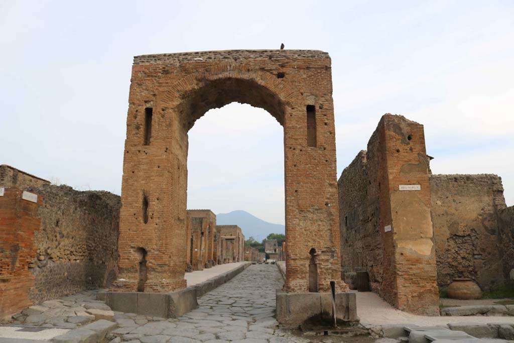 Arch of Caligula, Pompeii. September 2018. Looking north through the Arch of Caligula into Via di Mercurio. Photo courtesy of Aude Durand.