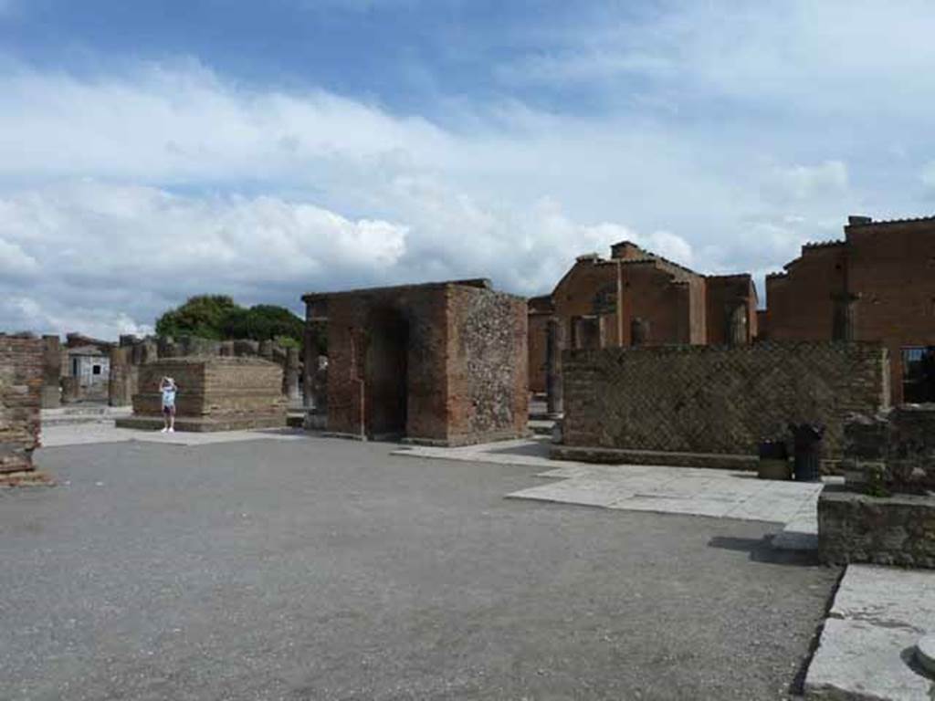 Arched monument at south end of Forum. May 2010. Arched monument of Augustus with statue bases for Claudius (right) and Agrippina (left).