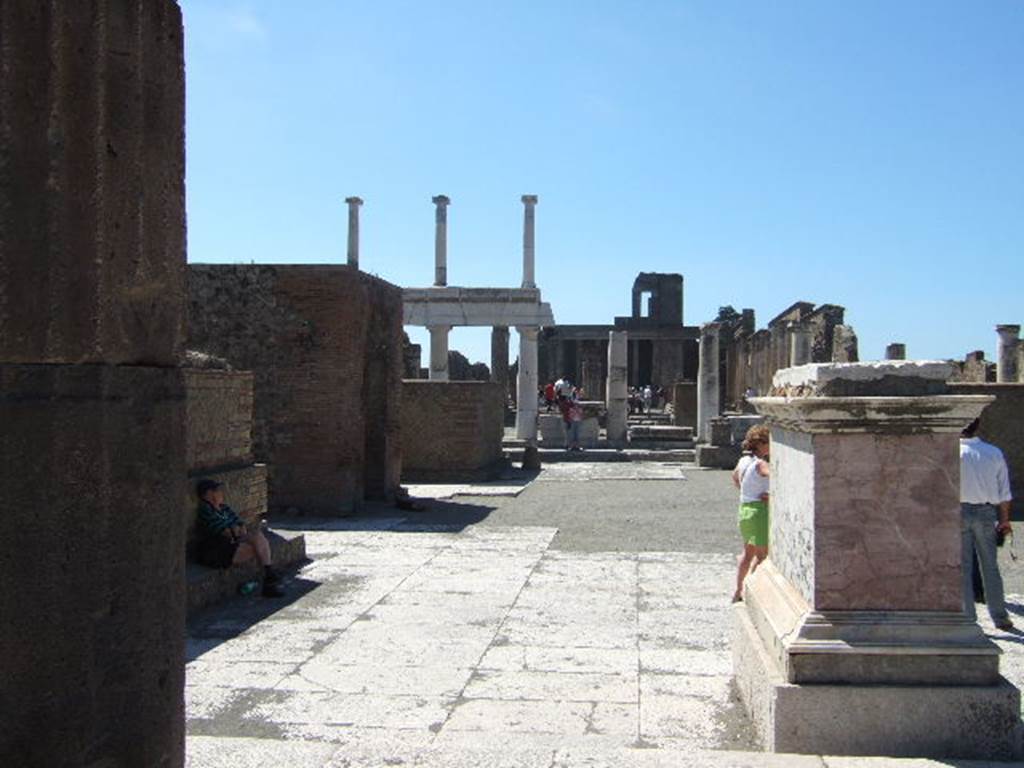 Arched monument at south end of Forum. September 2005. Looking west along south side of Forum past thenorth side of the arched monument.