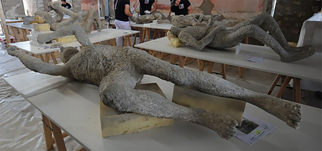 Victim 14, September 2015. Plaster-cast during restoration, in the atrium of VI.17.42.