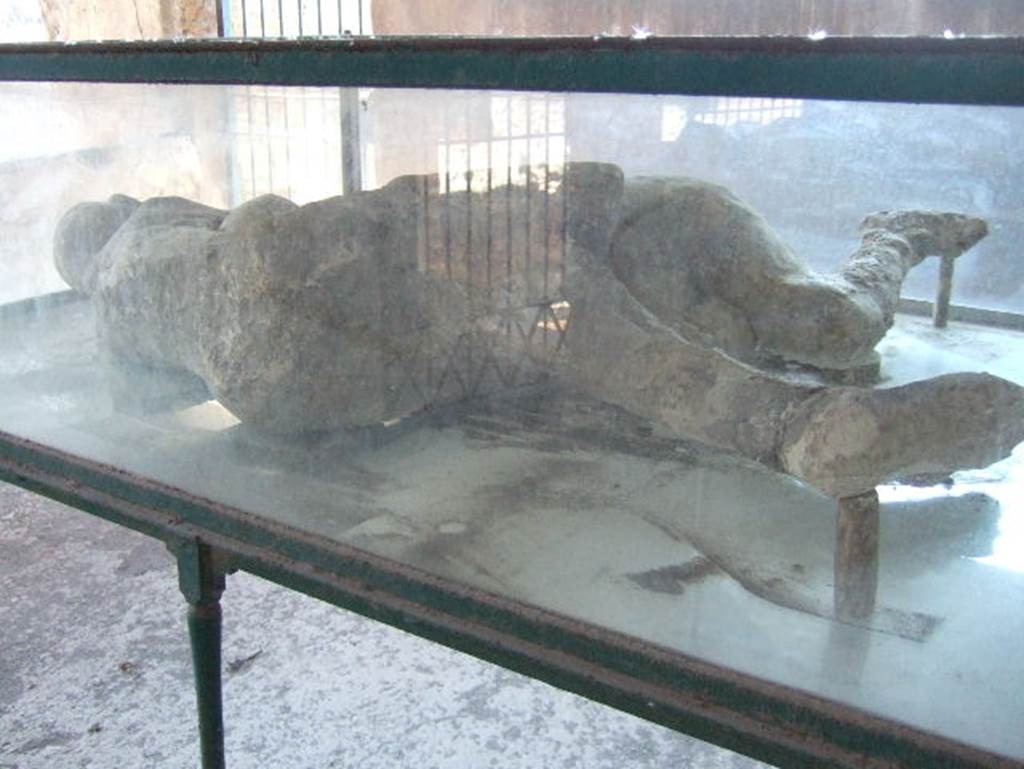 I.6.2 Pompeii. Victims 21 and 22. May 2006. Plaster cast of two victims 21 and 22 found above the garden area. 
According to NdS, when excavated, one of the fallen lay on their left side, their head was to the east and their legs were to the west, slightly contracted. 
The other lay on their right side with their head on the bosom of the first, with their arms entwined around each other.
See Notizie degli Scavi di Antichità, 1914, Vol. XI, p.262.
