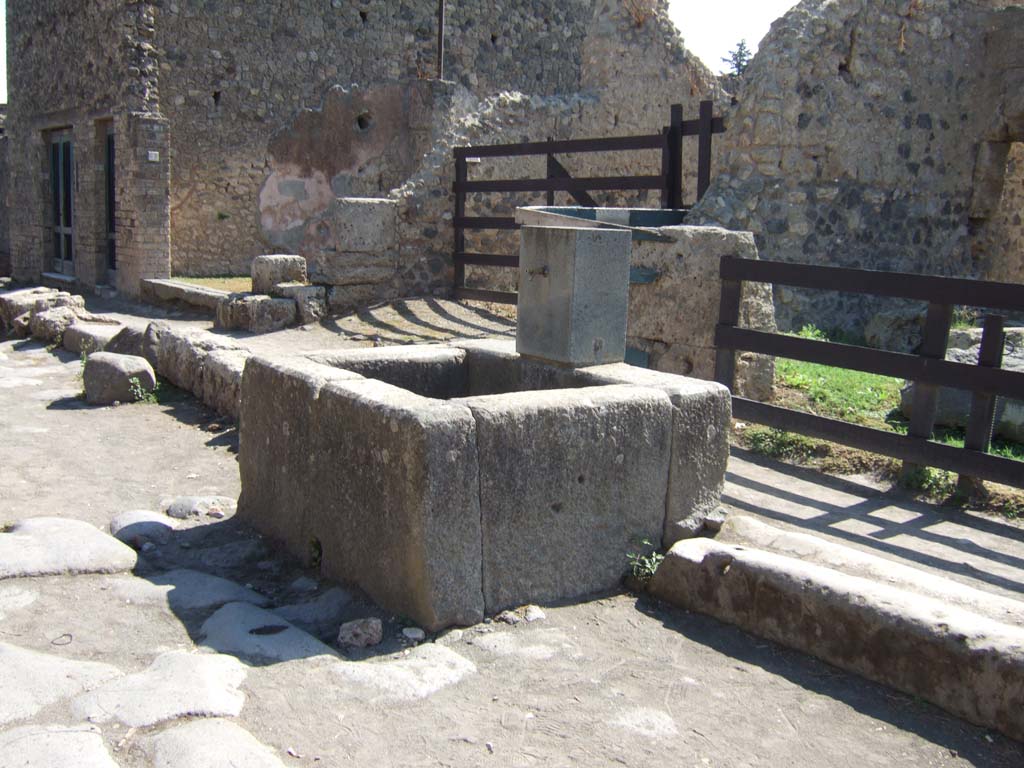 Fountain outside II.3.5. September 2005. Looking south-east from Via dell’Abbondanza.