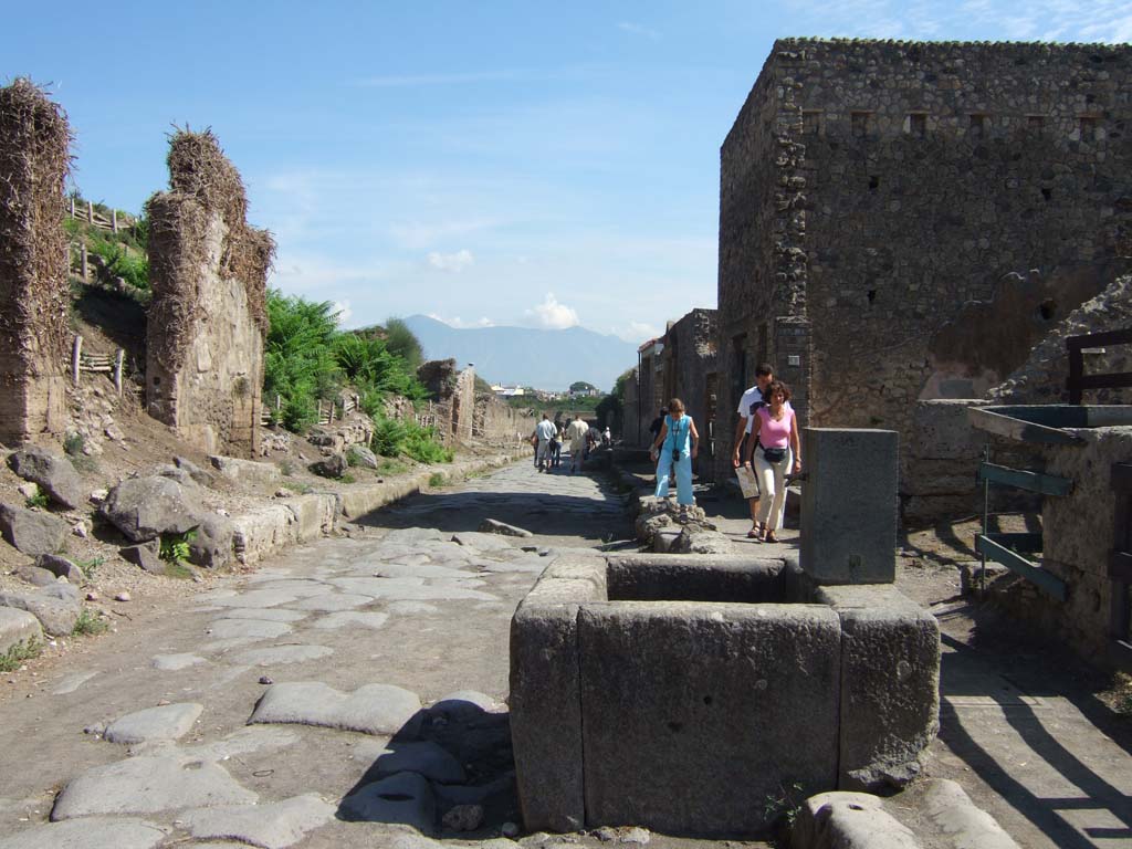 III.6, III.7.1 and Via dell’Abbondanza at II.3.5. September 2005. Looking east.