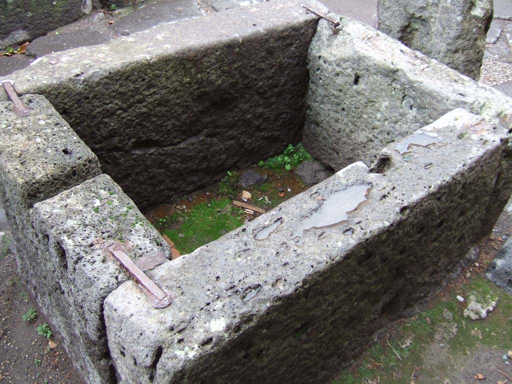 Fountain outside VI.13.17. December 2005. Fountain basin with pillar at rear, looking north-west.