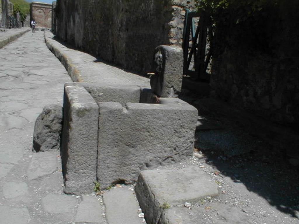 Fountain outside VI.16.28 on Vicolo dei Vettii. May 2005. Looking north.