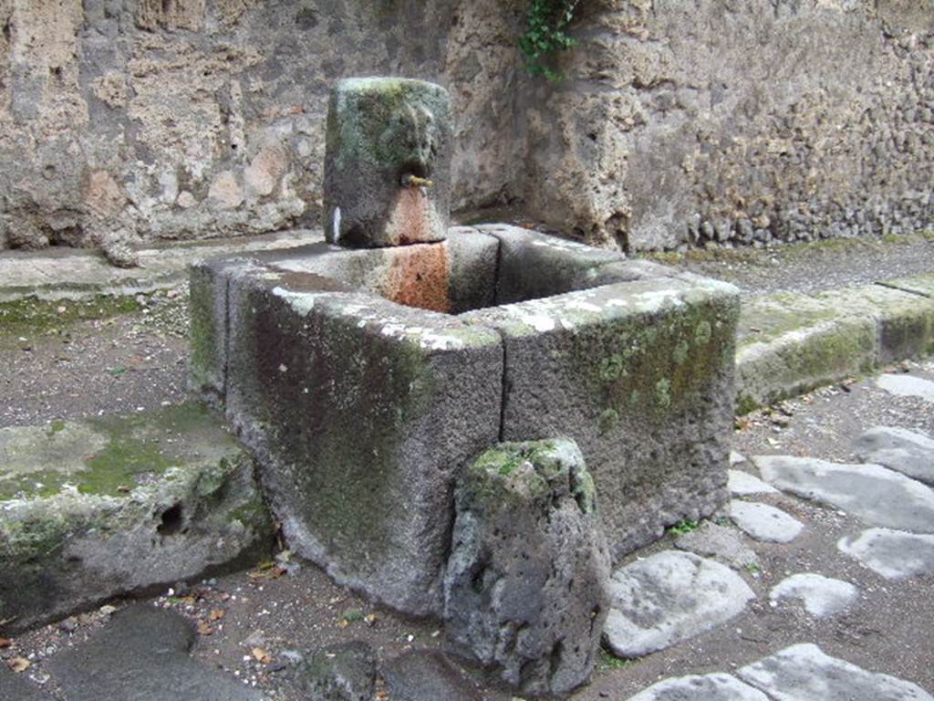 Looking south-east across fountain outside VI.16.28 on Vicolo dei Vettii. December 2005.