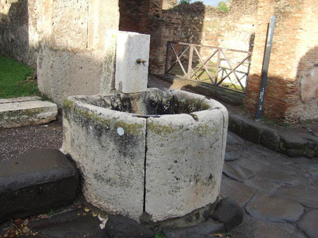 Fountain outside VII.4.32 Via degli Augustali. December 2005. Looking north-east.