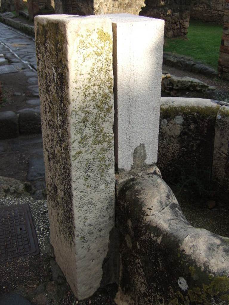 Fountain outside VII.4.32 on Via degli Augustali. December 2005. Looking east.