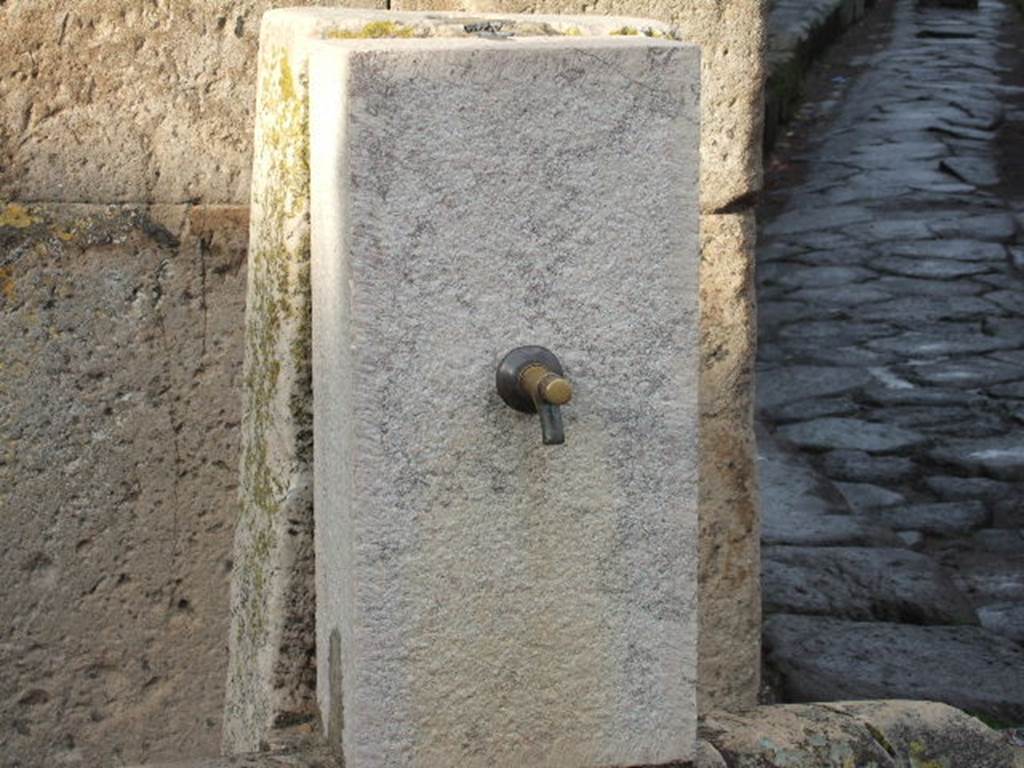 Fountain outside VII.4.32 on Via degli Augustali. December 2005. Looking north.