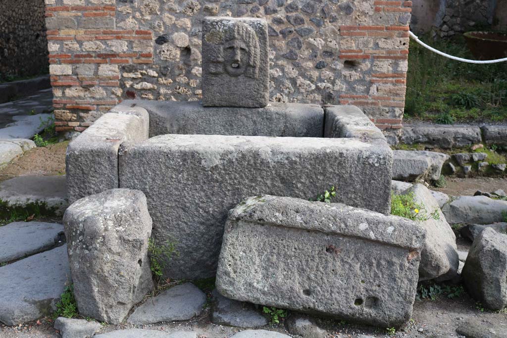 Fountain on Vicolo della Maschera, with VII.11.5, on right. December 2018. Looking east. Photo courtesy of Aude Durand.