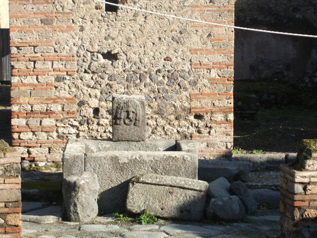 Fountain on Vicolo della Maschera. December 2004.      VII.11.5 on right.