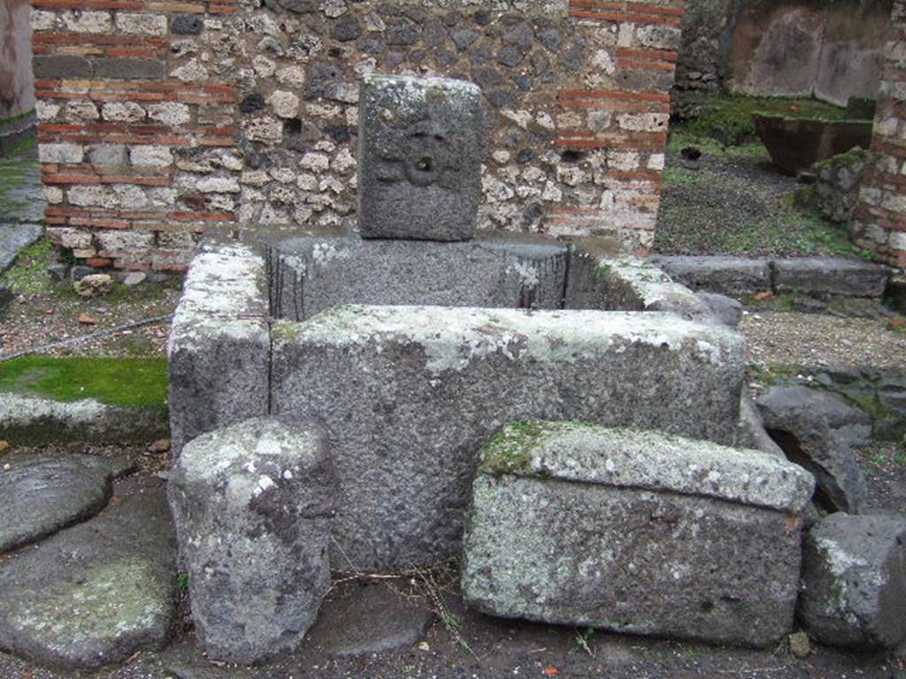 Fountain at VII.11.5 on Vicolo della Maschera. December 2005. Looking east.        