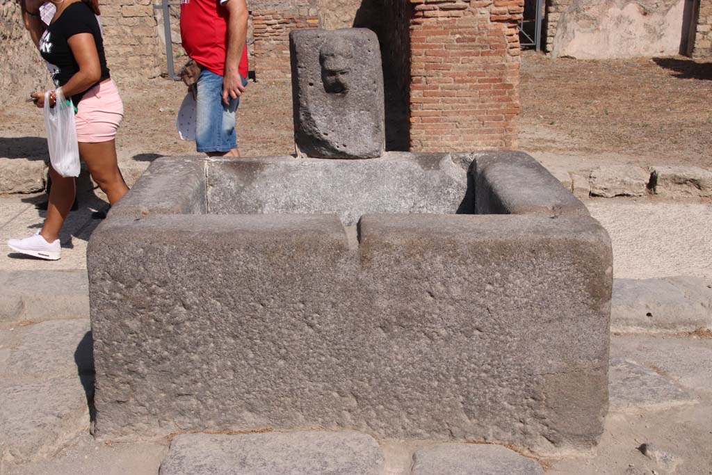 Fountain outside VII.14.13 and VII.14.14 on Via dellAbbondanza. September 2019. Looking north.
Photo courtesy of Klaus Heese.
