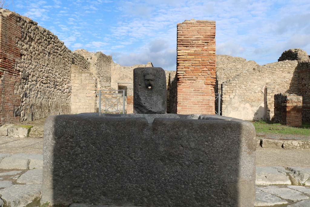 Fountain outside VII.14.13 and VII.14.14 on Via dellAbbondanza. December 2018. Looking north. Photo courtesy of Aude Durand.