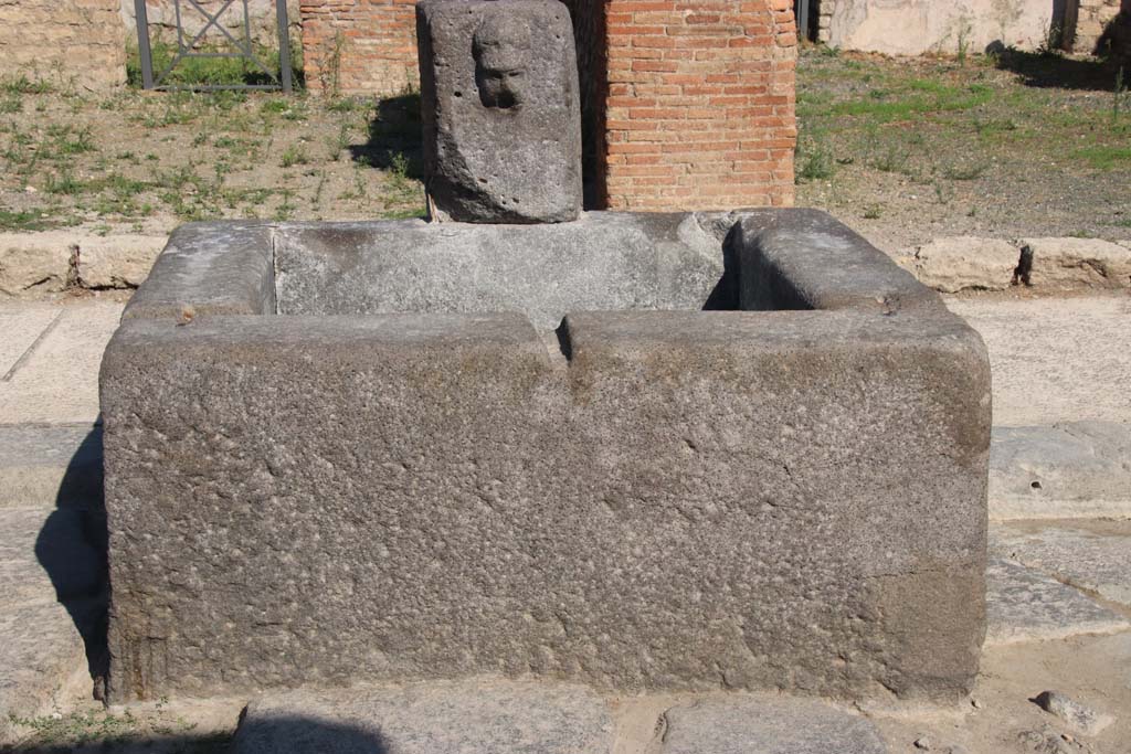 Looking north to fountain outside VII.14.13 and VII.14.14 on north side of Via dellAbbondanza. September 2017. 
Photo courtesy of Klaus Heese.

