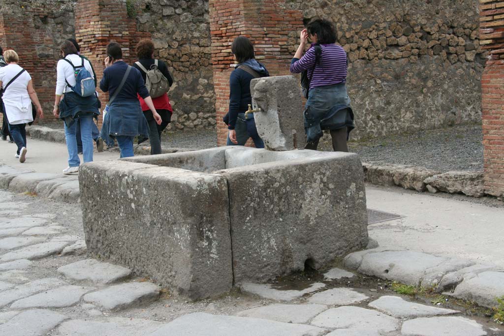 Fountain outside VII.14.13 and VII.14.14 on Via dellAbbondanza. April 2010. Looking north-west.
Photo courtesy of Klaus Heese.
